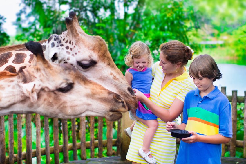 Niños en el zoo el día de la Madre